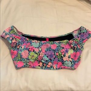 Adorable, off the shoulder top from VS 💕